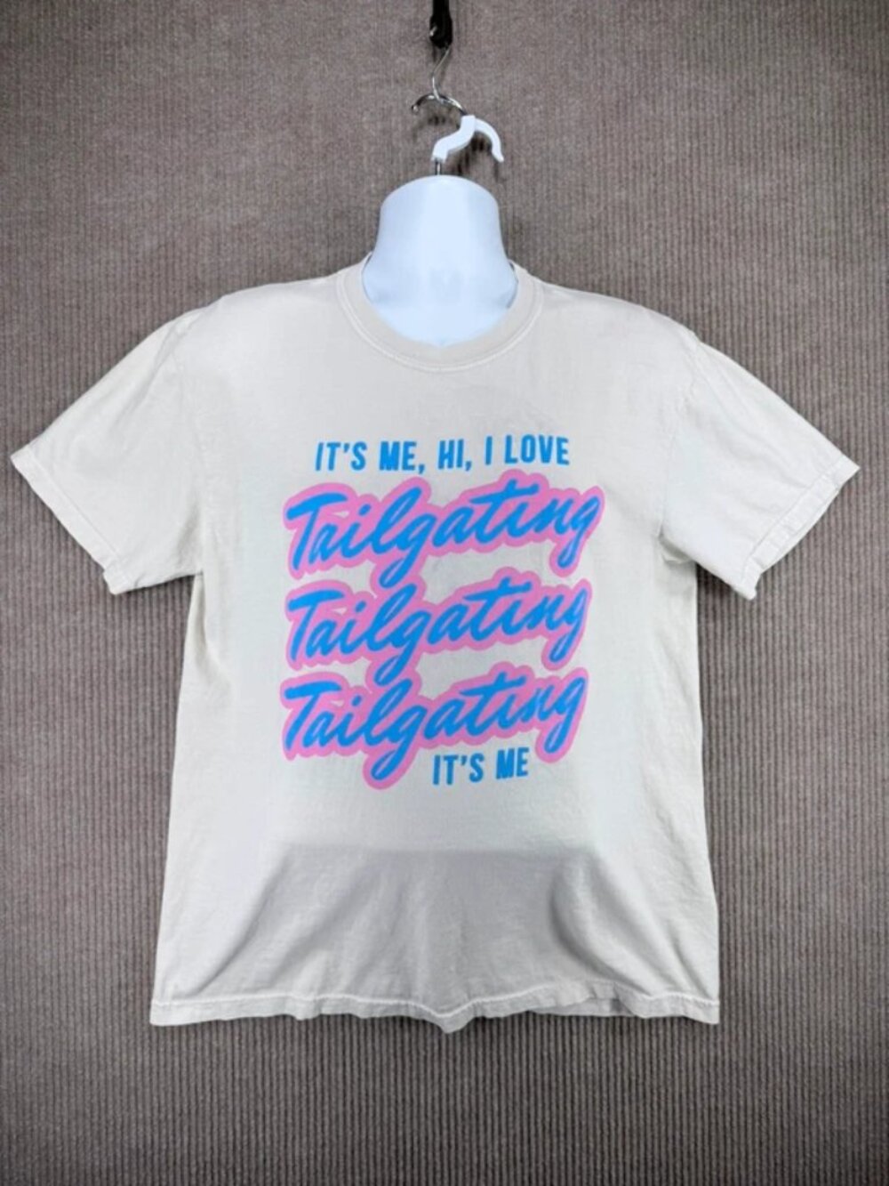 Comfort Colors It's Me Hi I Love Tailgating Graphic Tee Cream Size L